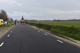 Auto raakt van de weg in Oosterend