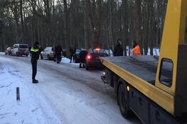 Auto tegen boom gereden door gladheid