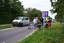 Bestuurder bestelbus ziet wegversmalling te laat