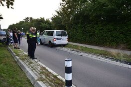 Bestuurder bestelbus ziet wegversmalling te laat