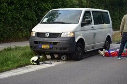 Bestuurder bestelbus ziet wegversmalling te laat