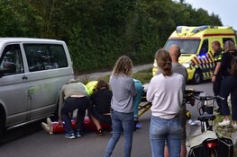 Bestuurder bestelbus ziet wegversmalling te laat