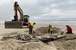 Historisch scheepswrak op Texels strand