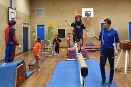 Pakjes mikken en van dak tot dak zwieren op Pieten Gymfeest van Team Sportservice