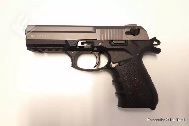 Politie Texel benadert verdachte met getrokken pistool, meerdere aanhoudingen