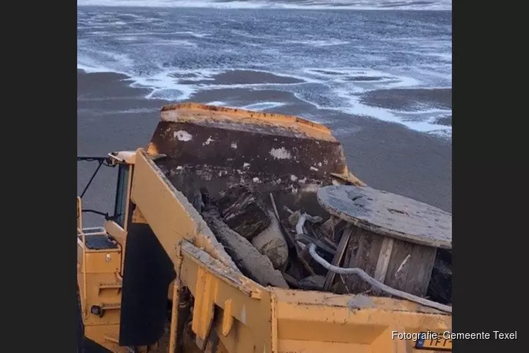 Strand ontdaan van grote hoeveelheid hout en plastic