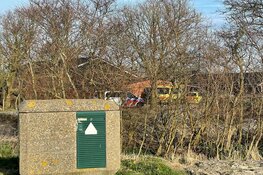 Auto crasht in Den Burg, bestuurder naar ziekenhuis