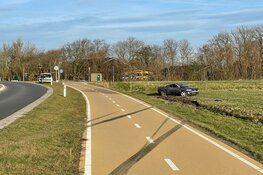 Auto crasht in Den Burg, bestuurder naar ziekenhuis
