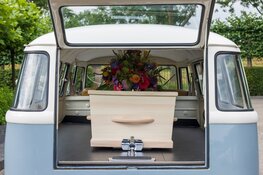 Legendarische Volkswagen bus als rouwauto