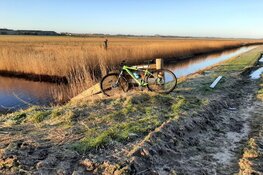 Zoekactie in sloot na aantreffen te water geraakte fiets